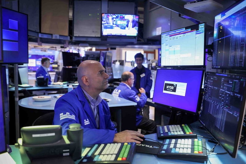 Traders work on the floor of the New York Stock Exchange (NYSE) in New York, US, on Monday, Aug. 24, 2026. Technology stocks dragged down the equity market in a risk-off start to a week stacked with high-stakes geopolitical and economic events. Photographer: Michael Nagle/Bloomberg Traders work on the floor of the New York Stock Exchange (NYSE) in New York, US, on Monday, Aug. 24, 2026. Technology stocks dragged down the equity market in a risk-off start to a week stacked with high-stakes geopolitical and economic events. Photographer: Michael Nagle/Bloomberg