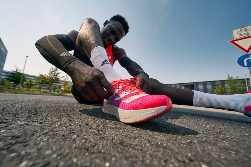 Modelo Adizero Adios Pro, que marcou a entrada da Adidas no categoria dos super-tênis de corrida em 2020; esse modelo está já em sua terceira versão, o Adizero Adios Pro 3 (Foto: Divulgação) Modelo Adizero Adios Pro, que marcou a entrada da Adidas no categoria dos super-tênis de corrida em 2020; esse modelo está já em sua terceira versão, o Adizero Adios Pro 3 (Foto: Divulgação)