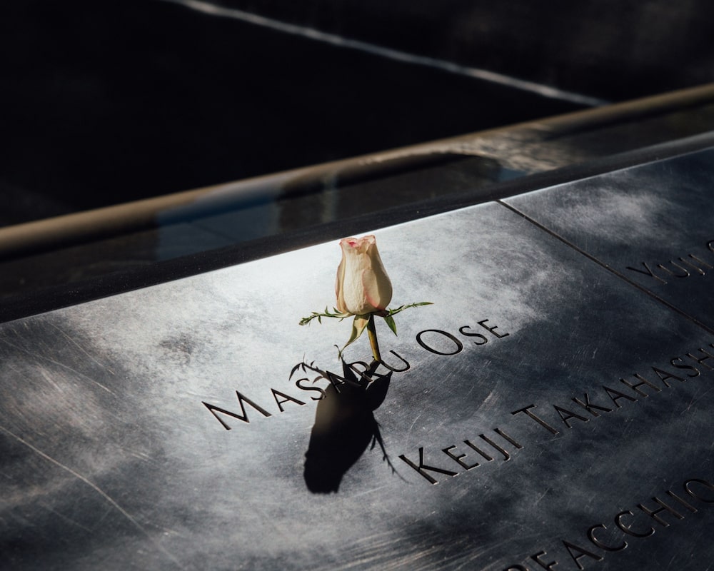 Los nombres de personas que murieron en los ataques terroristas de 1993 y 2001 se inscribieron en parapetos de bronce en donde antes estuvieron las torres del WTC. Foto: George Etheredge/Bloomberg Los nombres de personas que murieron en los ataques terroristas de 1993 y 2001 se inscribieron en parapetos de bronce en donde antes estuvieron las torres del WTC. Foto: George Etheredge/Bloomberg