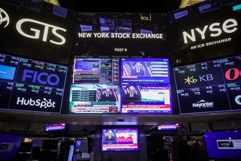 Las cadenas de televisión transmiten la actuación de Jerome Powell tras una reunión del Comité Federal de Mercado Abierto en la Bolsa de Valores de Nueva York. Fotógrafo: Michael Nagle/Bloomberg. Las cadenas de televisión transmiten la actuación de Jerome Powell tras una reunión del Comité Federal de Mercado Abierto en la Bolsa de Valores de Nueva York. Fotógrafo: Michael Nagle/Bloomberg.