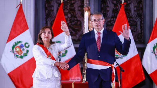 Presidenta de Perú juramenta a nuevos ministros para solventar la crisis política Presidenta de Perú juramenta a nuevos ministros para solventar la crisis política