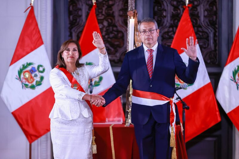 La presidenta de Perú, Dina Boluarte, tomó juramento a Pedro Angulo como nuevo presidente del Consejo de Ministros. La presidenta de Perú, Dina Boluarte, tomó juramento a Pedro Angulo como nuevo presidente del Consejo de Ministros.