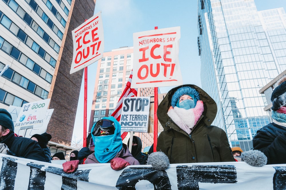 Manifestantes contra el despliegue actual del Servicio de Inmigración y Control de Aduanas (ICE) marchan por el centro de Minneapolis. Fotógrafo: Jack Califano/Bloomberg Manifestantes contra el despliegue actual del Servicio de Inmigración y Control de Aduanas (ICE) marchan por el centro de Minneapolis. Fotógrafo: Jack Califano/Bloomberg