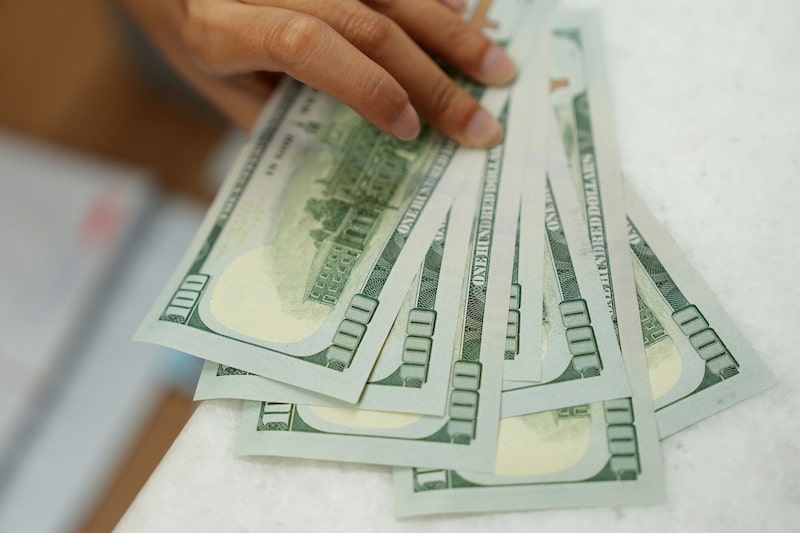 Un trabajador sostiene billetes de dólar estadounidense en una oficina de cambio de divisas en Yakarta, Indonesia, el jueves 5 de octubre de 2023. Un trabajador sostiene billetes de dólar estadounidense en una oficina de cambio de divisas en Yakarta, Indonesia, el jueves 5 de octubre de 2023.