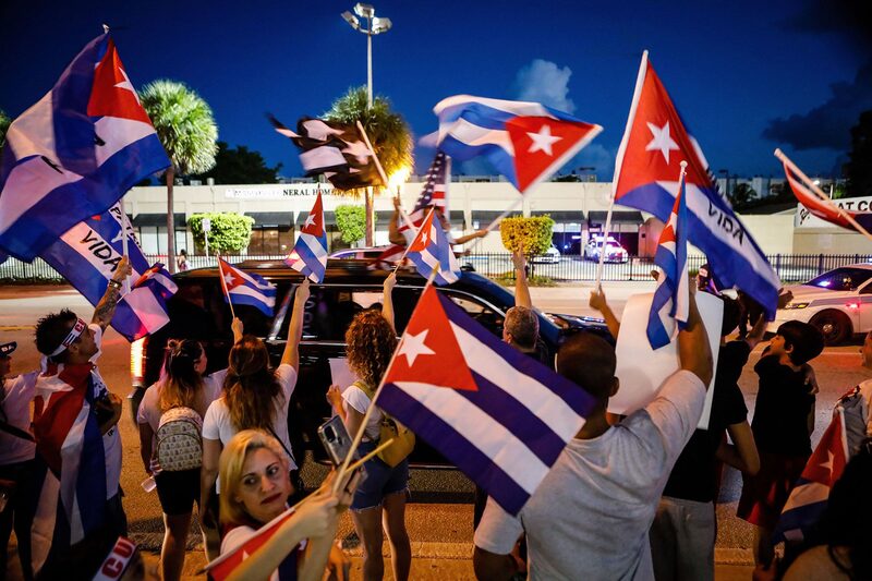 Manifestantes en Miami ondean banderas de Cuba durante una protesta en apoyo a las personas que protestan en contra del gobierno Manifestantes en Miami ondean banderas de Cuba durante una protesta en apoyo a las personas que protestan en contra del gobierno