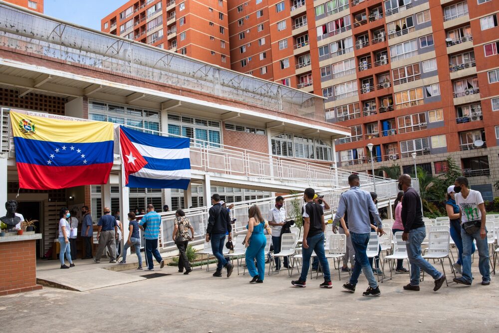 Pacientes esperan en fila bajo las banderas de Venezuela y Cuba para recibir la covid-19 en Caracas, el 1 de julio de 2021. Pacientes esperan en fila bajo las banderas de Venezuela y Cuba para recibir la covid-19 en Caracas, el 1 de julio de 2021.