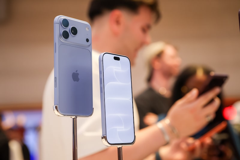 Un iPhone 18 Pro Max, a la izquierda, y un Apple iPhone 18 Pro, en el centro a la derecha, en la tienda de Apple en la Quinta Avenida de Nueva York, EE.UU., el viernes 18 de septiembre de 2026. Un iPhone 18 Pro Max, a la izquierda, y un Apple iPhone 18 Pro, en el centro a la derecha, en la tienda de Apple en la Quinta Avenida de Nueva York, EE.UU., el viernes 18 de septiembre de 2026.