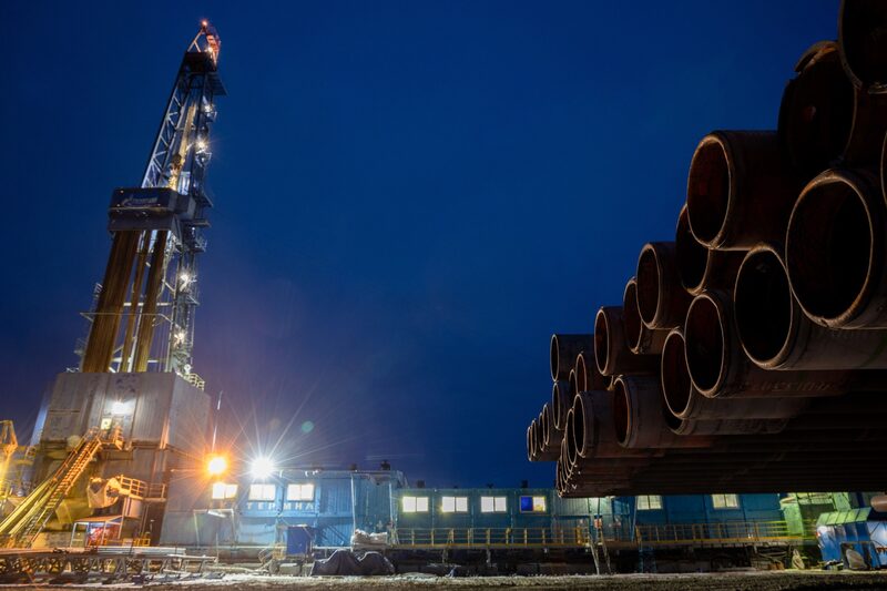 Las luces iluminan una plataforma de perforación de gas en el campo de petróleo, gas y condensado de Gazprom PJSC Chayandinskoye, una base de recursos para el gasoducto Power of Siberia, en el distrito de Lensk de la República de Sakha, Rusia, el miércoles 13 de octubre de 2021. Las luces iluminan una plataforma de perforación de gas en el campo de petróleo, gas y condensado de Gazprom PJSC Chayandinskoye, una base de recursos para el gasoducto Power of Siberia, en el distrito de Lensk de la República de Sakha, Rusia, el miércoles 13 de octubre de 2021.