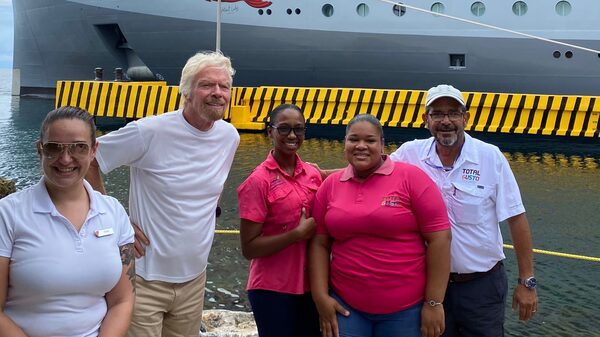 Richard Branson recorrió Roatán, Honduras a bordo de uno de sus cruceros Richard Branson recorrió Roatán, Honduras a bordo de uno de sus cruceros