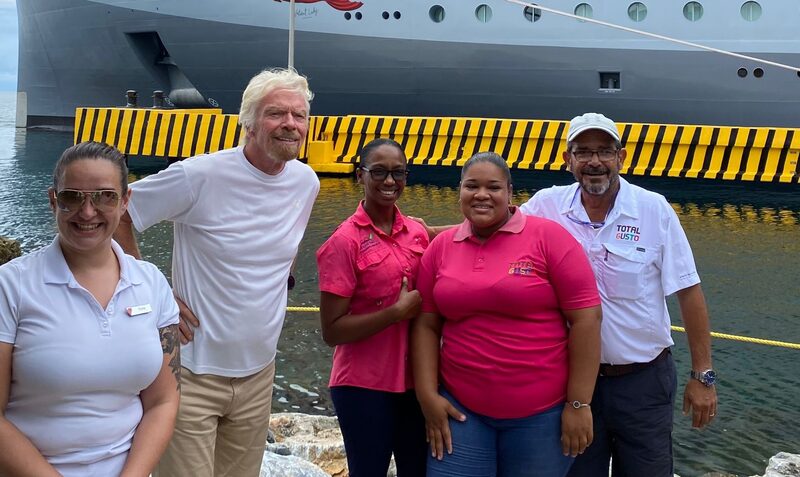 El británico Richard Branson al atracar en Roatán. El británico Richard Branson al atracar en Roatán.