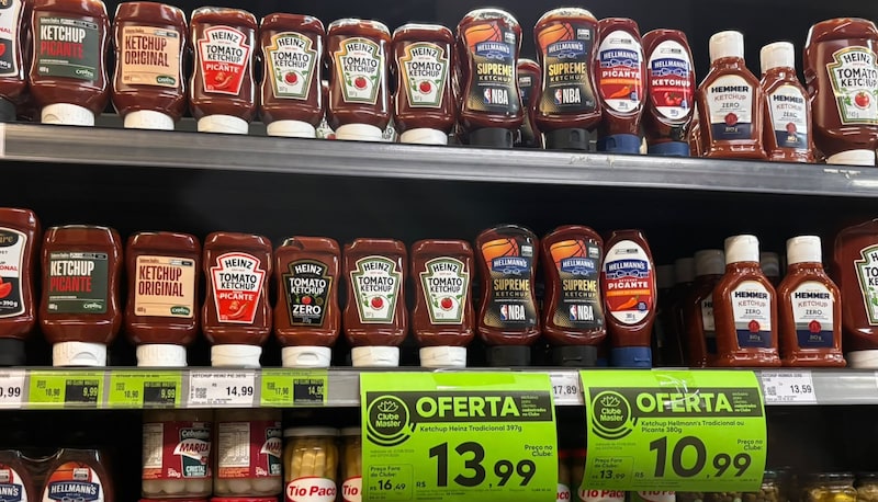 Diversas marcas de ketchup nas gôndolas de um supermercado na capital paulista. Diversas marcas de ketchup nas gôndolas de um supermercado na capital paulista.