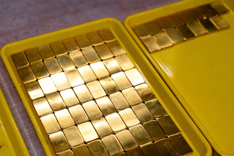 Bandejas con lingotes de oro recién fundidos en la casa de la moneda polaca. Bandejas con lingotes de oro recién fundidos en la casa de la moneda polaca.