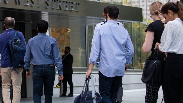 Salário de US$ 19.200 alimenta disputa pelo estágio mais concorrido de Wall St Salário de US$ 19.200 alimenta disputa pelo estágio mais concorrido de Wall St