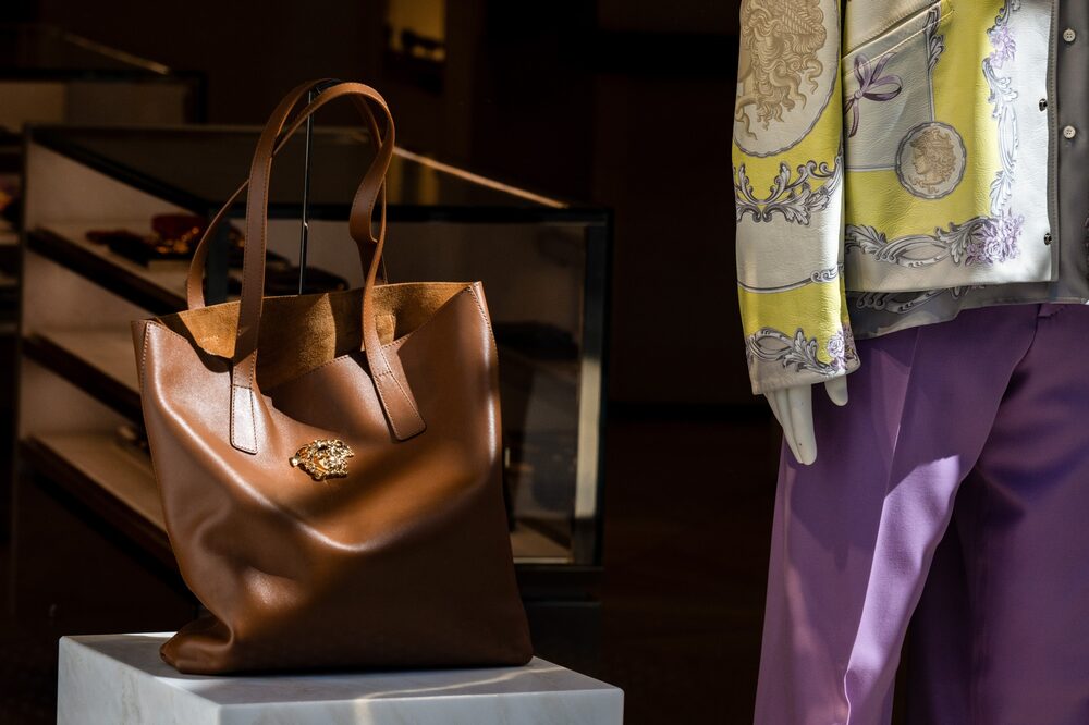 Com a Versace, a Prada ganha uma marca com uma estética oposta, ampliando sua gama de produtos Com a Versace, a Prada ganha uma marca com uma estética oposta, ampliando sua gama de produtos