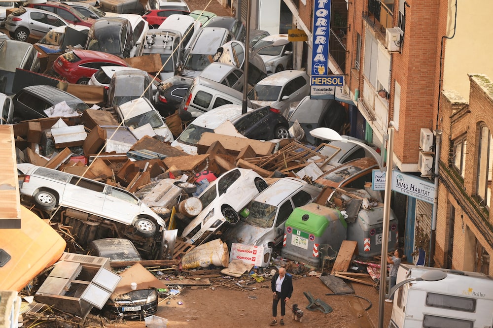 Coches amontonados en la calle tras las inundaciones en la zona de Sedaví, en Valencia, el 30 de octubre.Fotografia: David Ramos/Getty Images Europa Coches amontonados en la calle tras las inundaciones en la zona de Sedaví, en Valencia, el 30 de octubre.Fotografia: David Ramos/Getty Images Europa