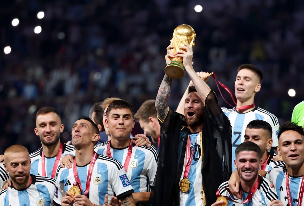 Messi levanta la Copa del Mundo vestido con una túnica negra tradicional en Catar. Foto: Jean Catuffe/Getty Images Europe Messi levanta la Copa del Mundo vestido con una túnica negra tradicional en Catar. Foto: Jean Catuffe/Getty Images Europe
