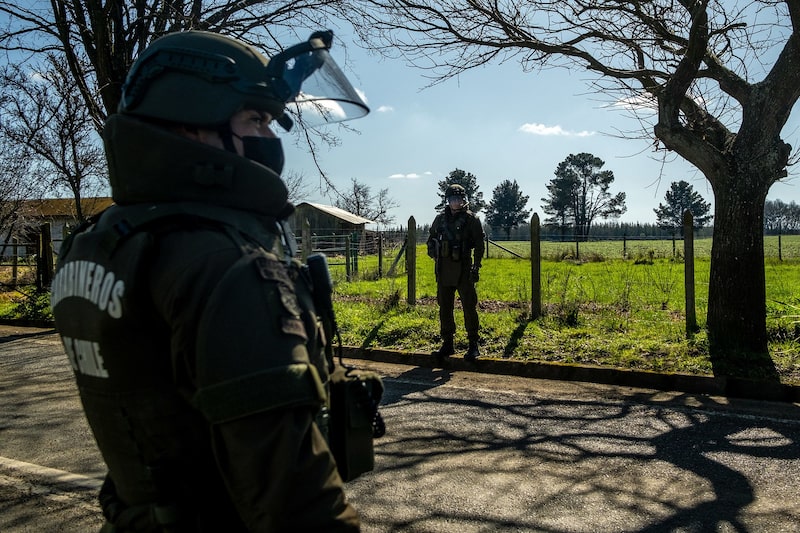 Policías cerca de una calle en Curaco, en la comuna de Collipullí en La Araucanía. Fotógrafo: Cristóbal Olivares/Bloomberg Policías cerca de una calle en Curaco, en la comuna de Collipullí en La Araucanía. Fotógrafo: Cristóbal Olivares/Bloomberg