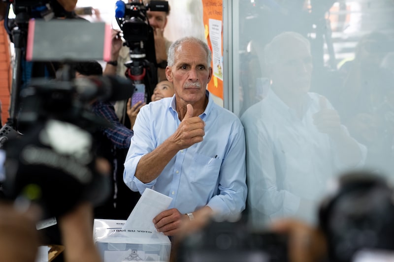 Nasry Asfura emite su voto durante las elecciones del 30 de noviembre. Nasry Asfura emite su voto durante las elecciones del 30 de noviembre.