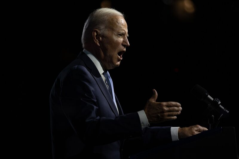 El presidente estadounidense Joe Biden habla en el Parque Histórico Nacional de la Independencia en Filadelfia, Pensilvania, Estados Unidos, el jueves 1 de septiembre de 2022. Biden argumenta que los partidarios de Donald Trump suponen una amenaza para la democracia estadounidense y las elecciones del país durante un discurso anunciado como la "batalla por el alma de la nación." Fotógrafo: Hannah Beier/Bloomberg El presidente estadounidense Joe Biden habla en el Parque Histórico Nacional de la Independencia en Filadelfia, Pensilvania, Estados Unidos, el jueves 1 de septiembre de 2022. Biden argumenta que los partidarios de Donald Trump suponen una amenaza para la democracia estadounidense y las elecciones del país durante un discurso anunciado como la "batalla por el alma de la nación." Fotógrafo: Hannah Beier/Bloomberg