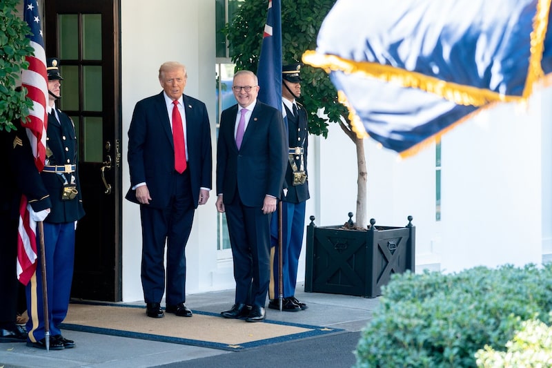 El presidente de Estados Unidos, Donald Trump, a la izquierda, y Anthony Albanese, primer ministro de Australia, frente al ala oeste de la Casa Blanca en Washington, D.C., Estados Unidos, el lunes 20 de octubre de 2025. El presidente de Estados Unidos, Donald Trump, a la izquierda, y Anthony Albanese, primer ministro de Australia, frente al ala oeste de la Casa Blanca en Washington, D.C., Estados Unidos, el lunes 20 de octubre de 2025.
