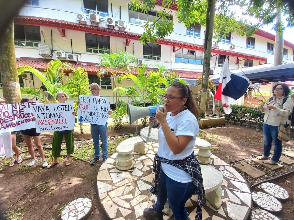 Protesta en la sede del Ministerio de Ambiente en rechazo a la aprobación de la mina de cerro Quema Protesta en la sede del Ministerio de Ambiente en rechazo a la aprobación de la mina de cerro Quema