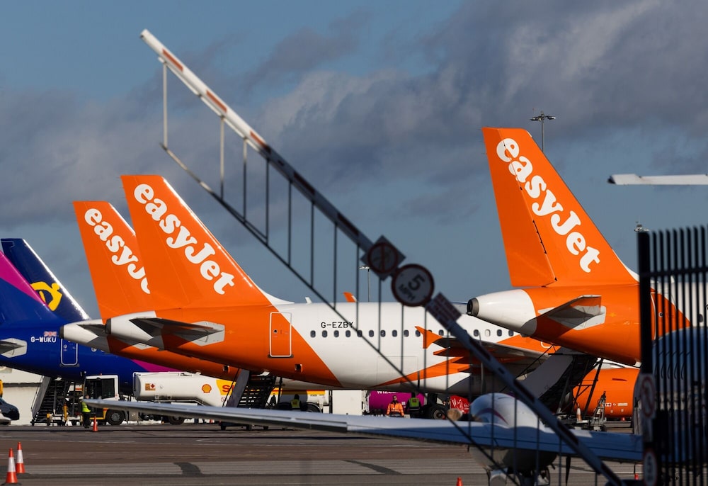 Avión de pasajeros operado por EasyJet Plc, en la pista del aeropuerto de Londres Luton. Avión de pasajeros operado por EasyJet Plc, en la pista del aeropuerto de Londres Luton.