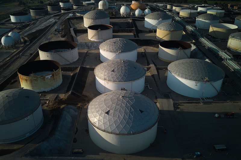 En la foto, tanques de almacenamiento de combustible en la refinería de Phillips 66 en Los Ángeles, en Wilmington, California, EE.UU. En la foto, tanques de almacenamiento de combustible en la refinería de Phillips 66 en Los Ángeles, en Wilmington, California, EE.UU.