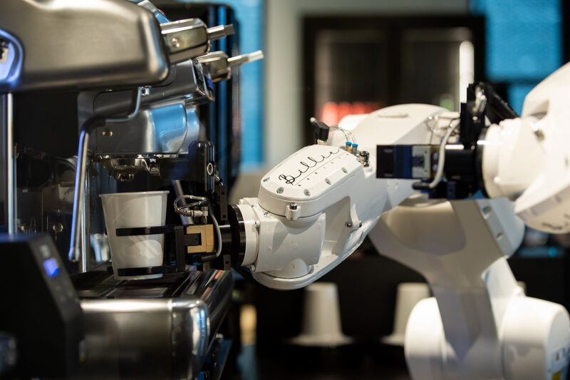 Un robot se prepara para servir una taza de café en la fábrica de tarjetas Hyundai Card Corp. en Seúl, Corea del Sur, el lunes 20 de julio de 2020. Un robot se prepara para servir una taza de café en la fábrica de tarjetas Hyundai Card Corp. en Seúl, Corea del Sur, el lunes 20 de julio de 2020.