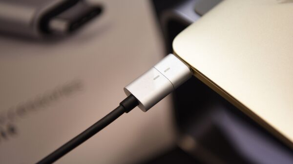 Apple dice que cumplirá ley de la UE y cambiará los cargadores del iPhone Apple dice que cumplirá ley de la UE y cambiará los cargadores del iPhone