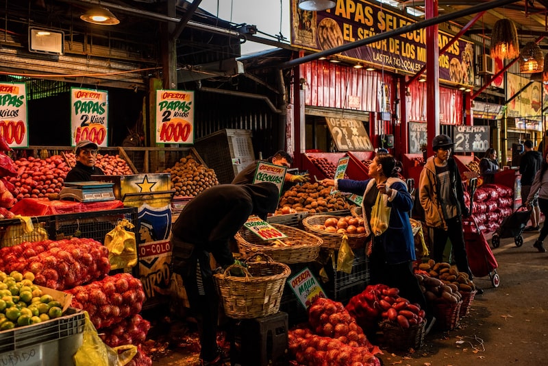 Compradores dentro del Mercado Central La Vega en Santiago. Fotógrafo: Cristóbal Olivares/Bloomberg. Compradores dentro del Mercado Central La Vega en Santiago. Fotógrafo: Cristóbal Olivares/Bloomberg.