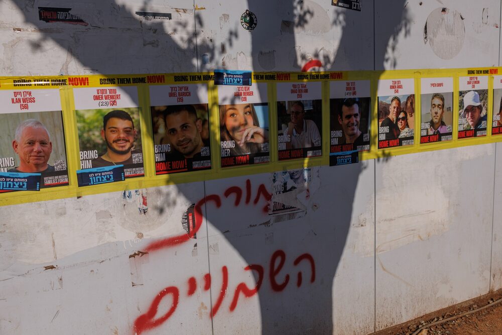 Carteles de los rehenes israelíes retenidos en Gaza en un muro de Jerusalén, Israel, el 16 de enero. Fotógrafo: Kobi Wolf/Bloomberg Carteles de los rehenes israelíes retenidos en Gaza en un muro de Jerusalén, Israel, el 16 de enero. Fotógrafo: Kobi Wolf/Bloomberg