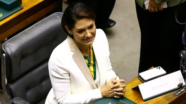 Tensão no clã Bolsonaro cresce com crítica de Michelle a Flávio Tensão no clã Bolsonaro cresce com crítica de Michelle a Flávio