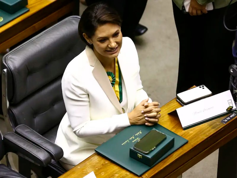 Tensão no clã Bolsonaro cresce com crítica de Michelle a Flávio Tensão no clã Bolsonaro cresce com crítica de Michelle a Flávio