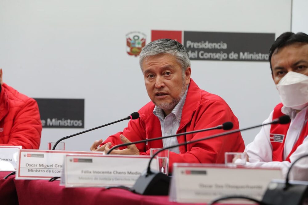 El ministro de Economía, Oscar Graham, dijo recientemente que el proyecto del Ejecutivo había sido “desvirtuado” por el Congreso de la República, debido a que se incluyeron alimentos que no forman parte de la canasta básica familiar. El ministro de Economía, Oscar Graham, dijo recientemente que el proyecto del Ejecutivo había sido “desvirtuado” por el Congreso de la República, debido a que se incluyeron alimentos que no forman parte de la canasta básica familiar.