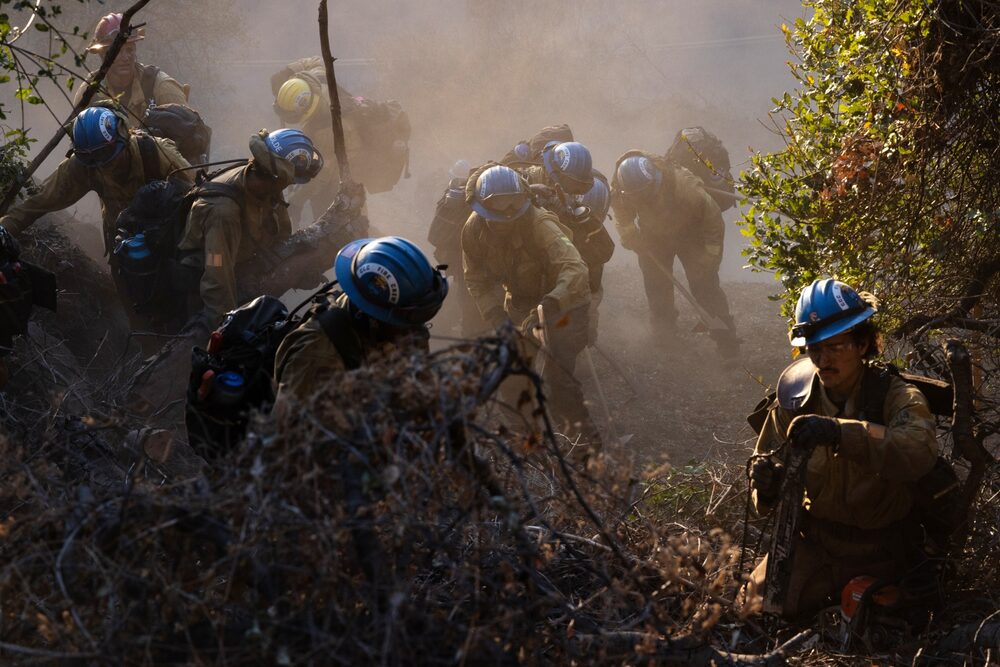 Bomberos del Cuerpo de Conservación de California trabajan para contener el incendio Eaton en Altadena, California, el 13 de enero. Bomberos del Cuerpo de Conservación de California trabajan para contener el incendio Eaton en Altadena, California, el 13 de enero.