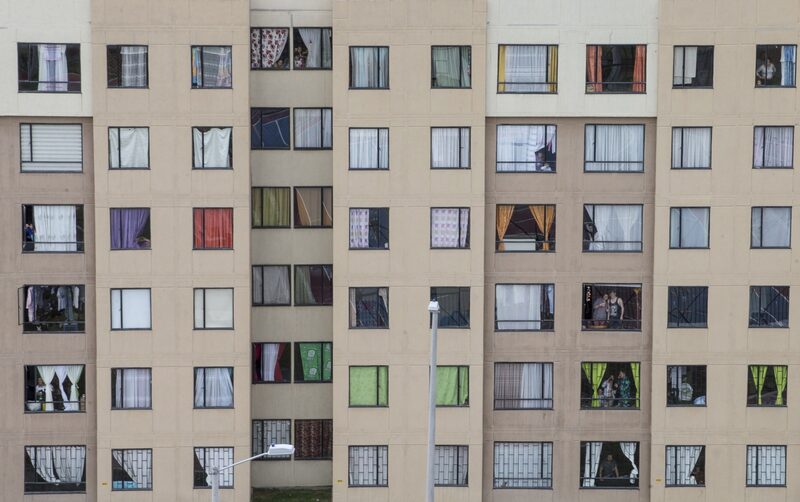 Los residentes observan desde las ventanas de sus casas en esta fotografía aérea tomada desde un helicóptero en Bogotá, Colombia, el martes 7 de abril de 2020. Los residentes observan desde las ventanas de sus casas en esta fotografía aérea tomada desde un helicóptero en Bogotá, Colombia, el martes 7 de abril de 2020.
