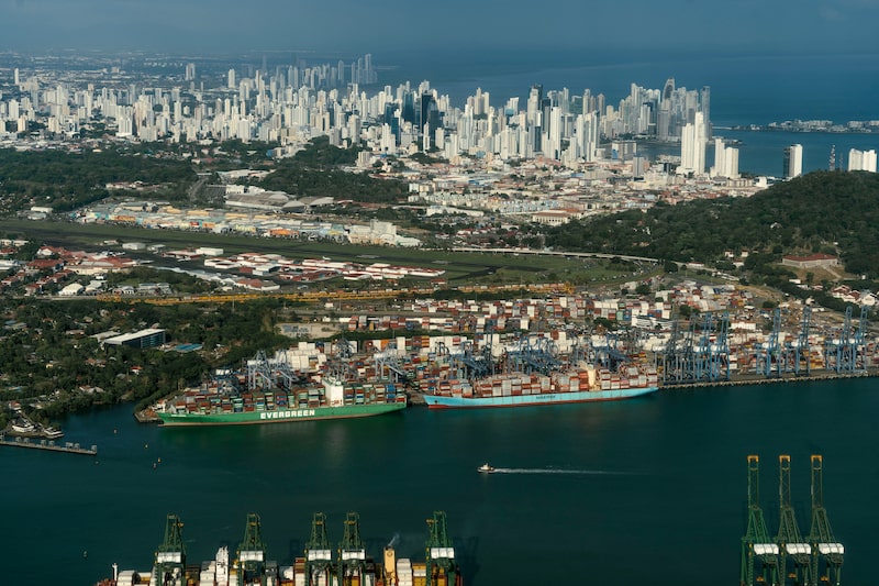 El horizonte de la ciudad de Panamá detrás del puerto de Balboa, en la entrada del Pacífico del canal de Panamá. El horizonte de la ciudad de Panamá detrás del puerto de Balboa, en la entrada del Pacífico del canal de Panamá.