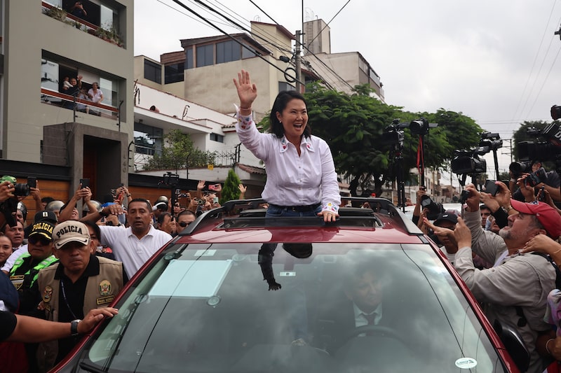 Keiko Fujimori saluda a sus simpatizantes en un centro de votación durante la segunda vuelta electoral celebrada en Lima el 7 de junio. Keiko Fujimori saluda a sus simpatizantes en un centro de votación durante la segunda vuelta electoral celebrada en Lima el 7 de junio.