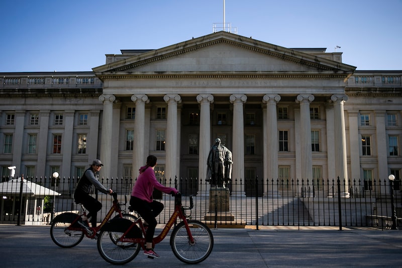 Unos ciclistas pasan junto al edificio del Tesoro de EE.UU. en Washington D.C., EE.UU., el jueves 16 de abril de 2020. Unos ciclistas pasan junto al edificio del Tesoro de EE.UU. en Washington D.C., EE.UU., el jueves 16 de abril de 2020.