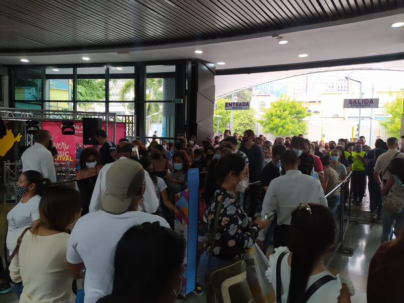 Compradores ingresan a un centro comercial en Caracas a propósito del Black Friday en Venezuela Compradores ingresan a un centro comercial en Caracas a propósito del Black Friday en Venezuela
