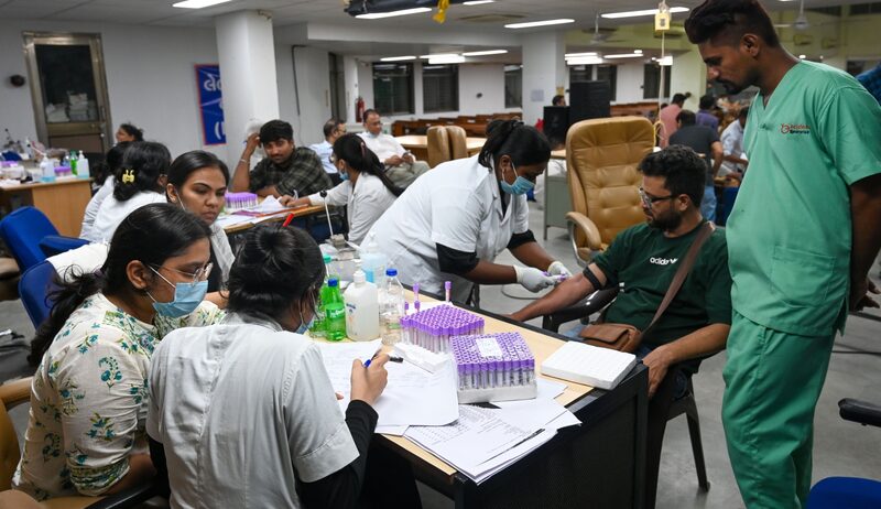 Los estudiantes del B.J. Medical College estaban almorzando en el comedor de su albergue cuando el avión cargado de combustible se estrelló contra el edificio y explotó. Los estudiantes del B.J. Medical College estaban almorzando en el comedor de su albergue cuando el avión cargado de combustible se estrelló contra el edificio y explotó.