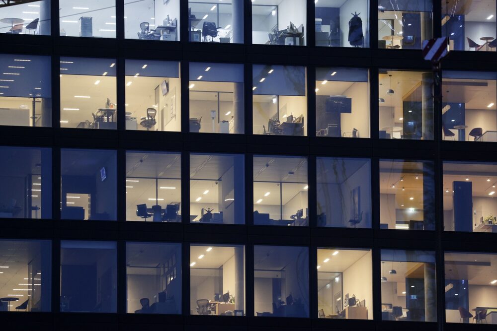 Un edificio de oficinas vacío. Un edificio de oficinas vacío.