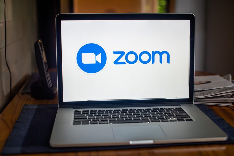El logotipo de Zoom Video Communications Inc. en un ordenador portátil dispuesto en Dobbs Ferry, Nueva York, EE.UU., el sábado 29 de mayo de 2021. Fotógrafa: Tiffany Hagler-Geard/Bloomberg El logotipo de Zoom Video Communications Inc. en un ordenador portátil dispuesto en Dobbs Ferry, Nueva York, EE.UU., el sábado 29 de mayo de 2021. Fotógrafa: Tiffany Hagler-Geard/Bloomberg