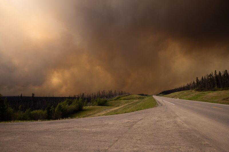 Humo de un incendio forestal sobre la autopista 97 cerca de Trutch, Columbia Británica, el 30 de mayo. Foto: Nasuna Stuart-Ulin/Bloomberg Humo de un incendio forestal sobre la autopista 97 cerca de Trutch, Columbia Británica, el 30 de mayo. Foto: Nasuna Stuart-Ulin/Bloomberg