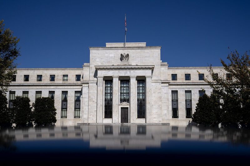 Sede do Federal Reserve, em Washington: Economistas preveem que o presidente do Fed, Jerome Powell, enfrentará um comitê fragmentado na próxima semana. (Foto: Stefani Reynolds/Bloomberg) Sede do Federal Reserve, em Washington: Economistas preveem que o presidente do Fed, Jerome Powell, enfrentará um comitê fragmentado na próxima semana. (Foto: Stefani Reynolds/Bloomberg)