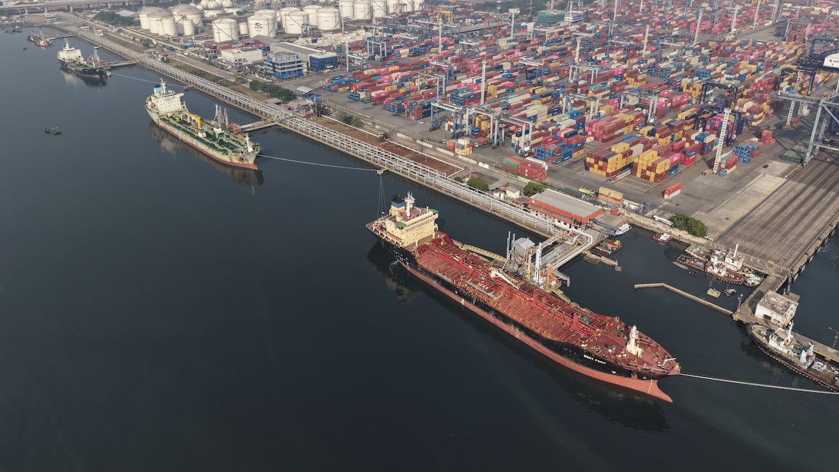 Buques cisterna atracados en una instalación de PT Pertamina en el puerto de Tanjung Priok, en Yakarta, Indonesia.