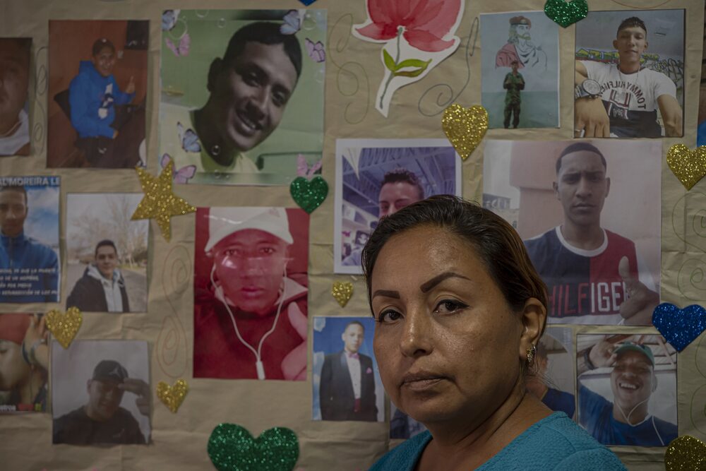 Ana Morales frente a un collage con fotografías de los reclusos asesinados durante disturbios en el penal Litoral, incluido su hijo. Fotógrafo: Vicente Gaibor/Bloomberg Ana Morales frente a un collage con fotografías de los reclusos asesinados durante disturbios en el penal Litoral, incluido su hijo. Fotógrafo: Vicente Gaibor/Bloomberg