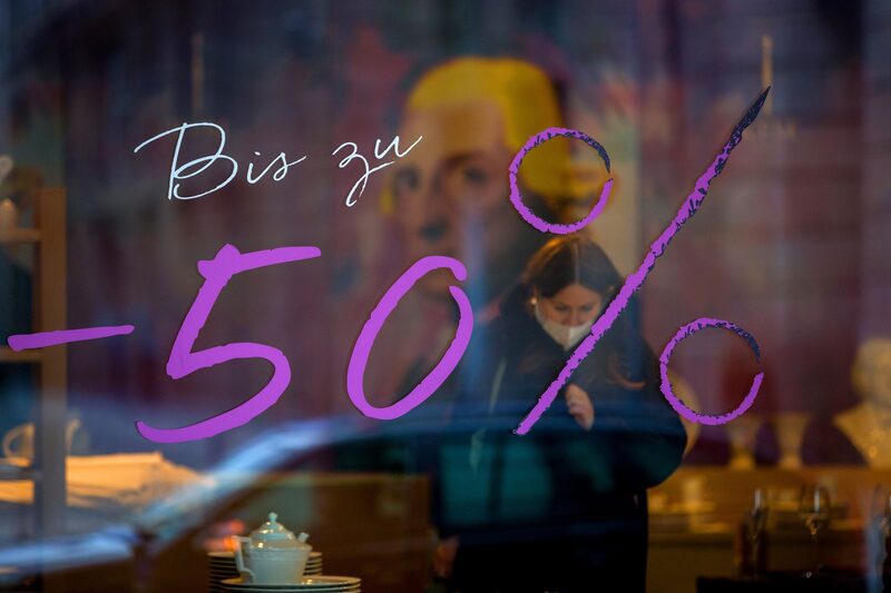 Pese a la gran competencia de las empresas por aumentar sus canales digitales, las ventas realizadas directamente en los establecimientos no ha muerto y Dillard's es muestra de ello. Pese a la gran competencia de las empresas por aumentar sus canales digitales, las ventas realizadas directamente en los establecimientos no ha muerto y Dillard's es muestra de ello.