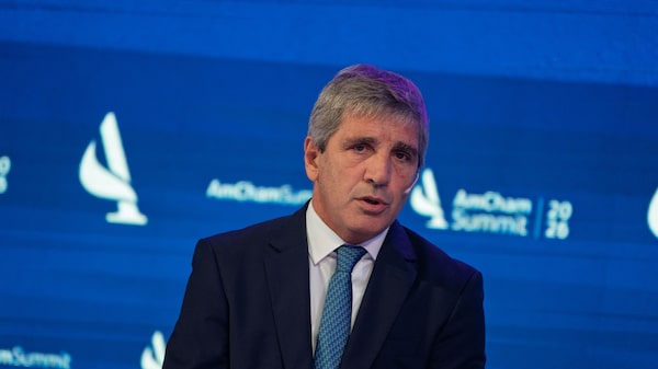 Caputo vuelve a buscar dólares en el mercado de deuda local antes de pagarle al FMI Caputo vuelve a buscar dólares en el mercado de deuda local antes de pagarle al FMI