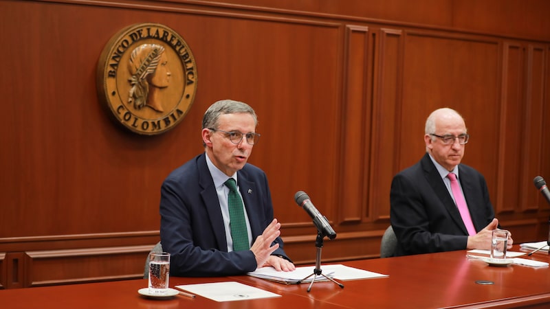 Miguel Gómez, ministro de Hacienda de Colombia, y Leonardo Villar, gerente del Banco de la República, en rueda de prensa tras una decisión del banco central. Miguel Gómez, ministro de Hacienda de Colombia, y Leonardo Villar, gerente del Banco de la República, en rueda de prensa tras una decisión del banco central.